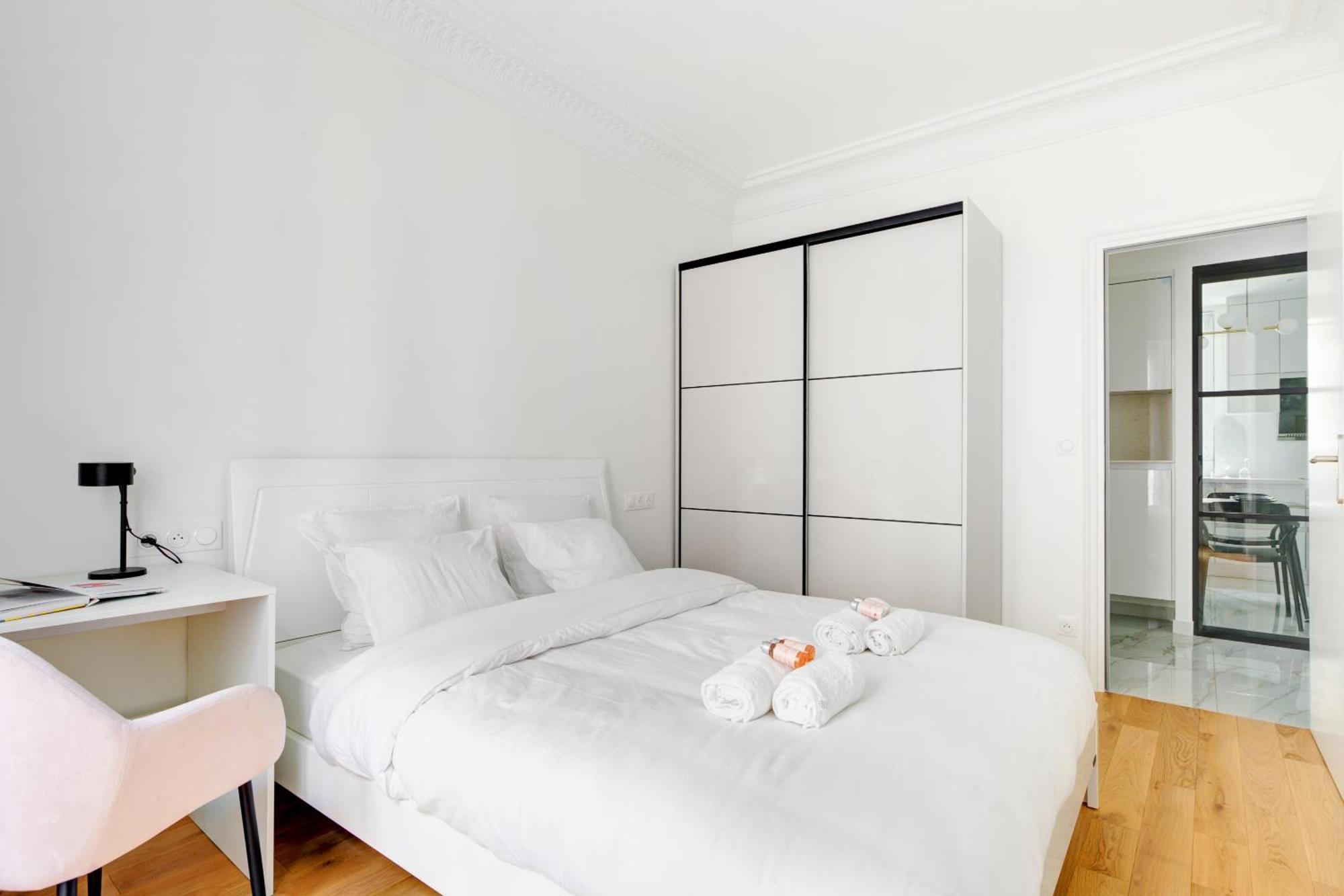 Parisian Elegance - Luxury In Daumesnil